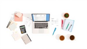 Een opgeruimd thuiskantoor met laptop, rekenmachine en koffie.