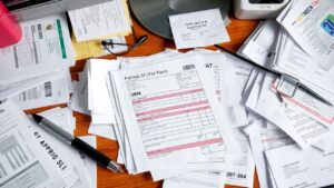 Een rommelig bureau met belastingdocumenten, inclusief Formulier 394 voor btw in Roemenië.