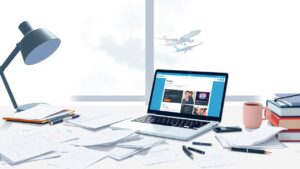 Een rommelig bureau, een laptop open op de KLM-website, en een vliegtuig dat opstijgt in de verte.
